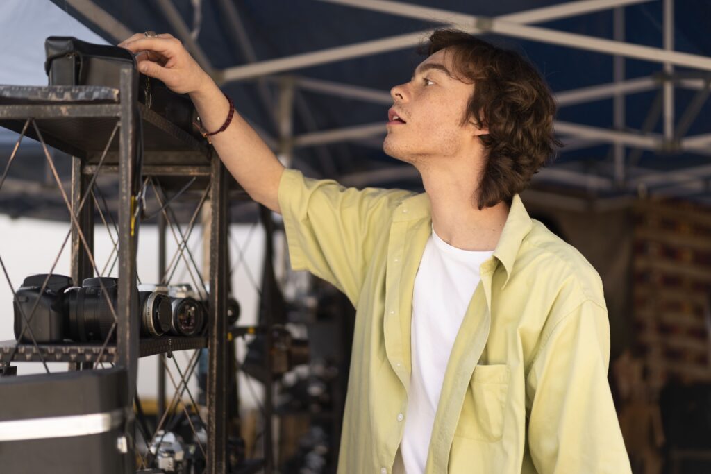 HOMBRE REVISANDO ESTANTERÍA DE OBJETOS DE ESPECTÁCULO SERIO