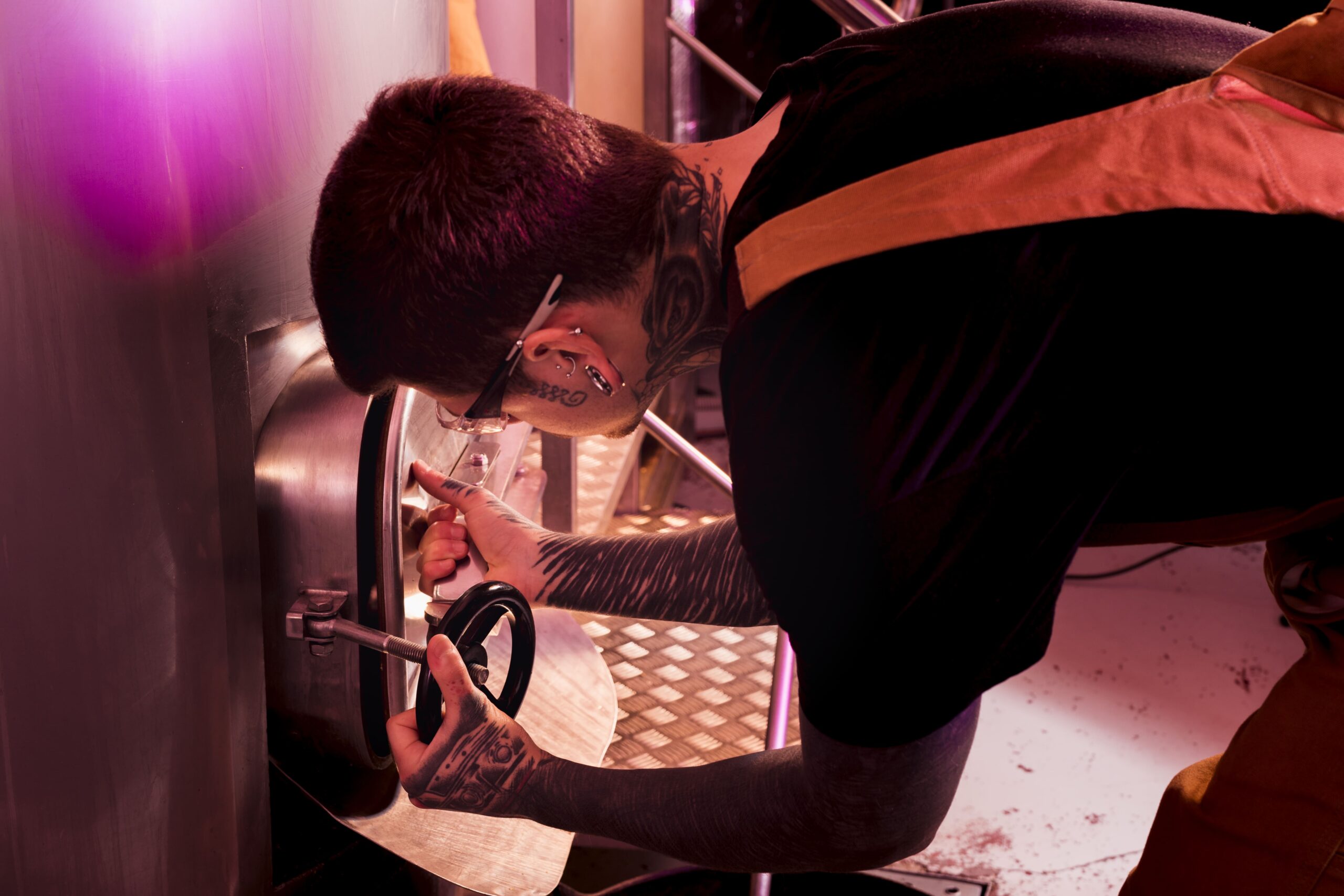 HOMBRE TRABAJANDO ESPECTÁCULO CON UNA RUEDA